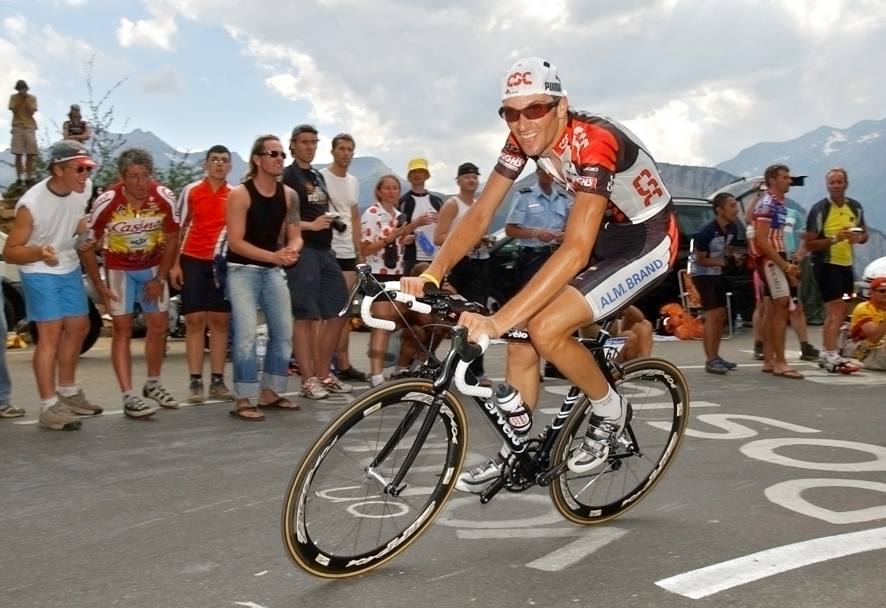 Nel 2004 lascia la Fassa Bortolo per la CSC: al Tour vince la dodicesima tappa Castelsarrasin-La Mongie. Qui durante la cronoscalata dell&#39;Alpe d&#39;Huez, un&#39;ascesa simbolo della Grande Boucle. Ap